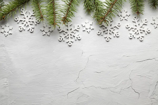 Luc fa és hópelyhek fehér háttér — Stock Fotó