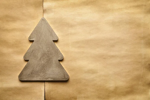 Рождественская елка на бумажном фоне ручной работы — стоковое фото