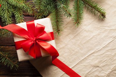 Noel arka plan - kırmızı kurdele, Ladin ağacı hediye kutusu ve