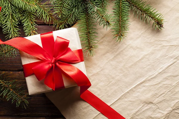 Kerstmis achtergrond - geschenkdoos met rood lint, vuren boom en — Stockfoto