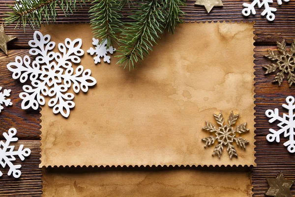 Χριστουγεννιάτικο φόντο - φύλλο χαρτιού, νιφάδες χιονιού, αστέρια και έλατο — Φωτογραφία Αρχείου