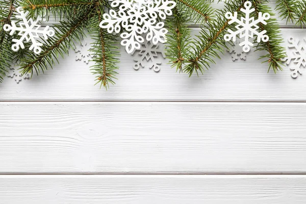 크리스마스 배경-스프루 스 나무와 흰색 woode에 눈송이 — 스톡 사진