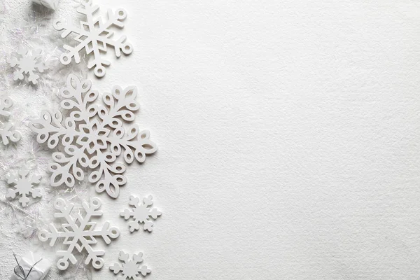 Рождественский фон - подарки и снежинки на белом фоне — стоковое фото
