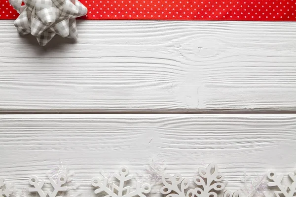 Decorações de Natal - flocos de neve e fita vermelha em woode branco — Fotografia de Stock