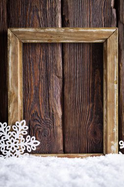 Noel arka plan - resim çerçevesi ve kar üstünde kar taneleri ve 