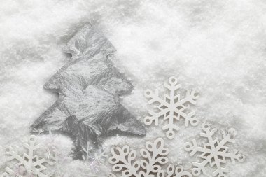 Noel arka plan - ağaç ve kar üstünde kar taneleri