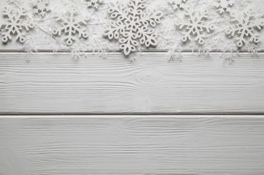 Ahşap arka plan christmas dekorasyon - beyaz kar taneleri
