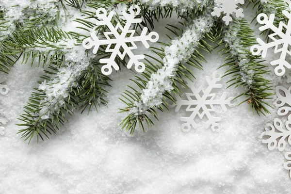 Χριστουγεννιάτικο φόντο - νιφάδες χιονιού και ερυθρελάτης στο Λευκό χιόνι — Φωτογραφία Αρχείου