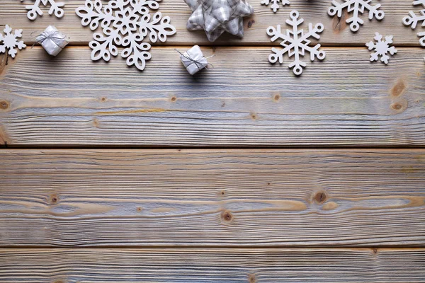 Karácsonyi díszek - ajándékok és hópelyhek a fa háttere — Stock Fotó