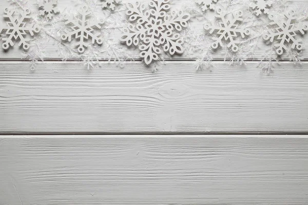 Décorations de Noël - flocons de neige blancs sur fond en bois — Photo