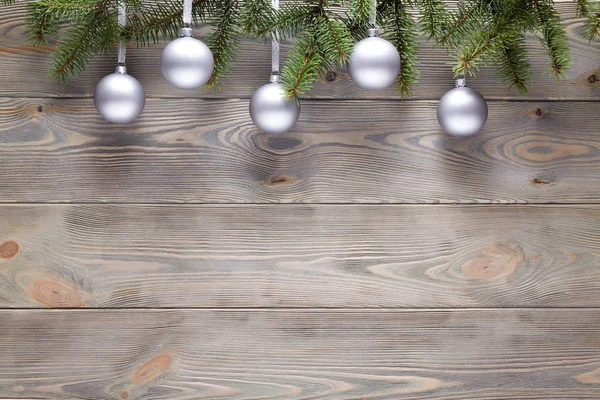 Рождественский фон - безделушки, снежинки и елка на Во — стоковое фото