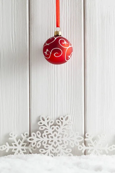 크리스마스 배경-붉은 값싼 물건 및 눈 및 whi에 눈송이 — 스톡 사진