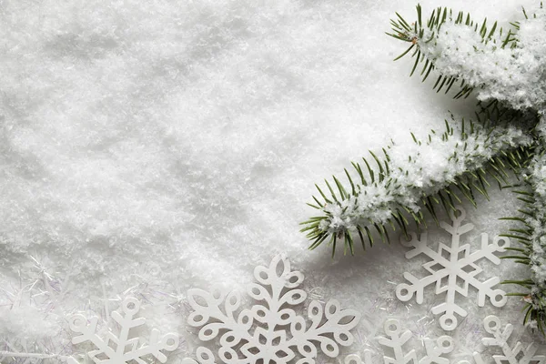 Рождественский фон - снежинки и елка на белом снегу — стоковое фото