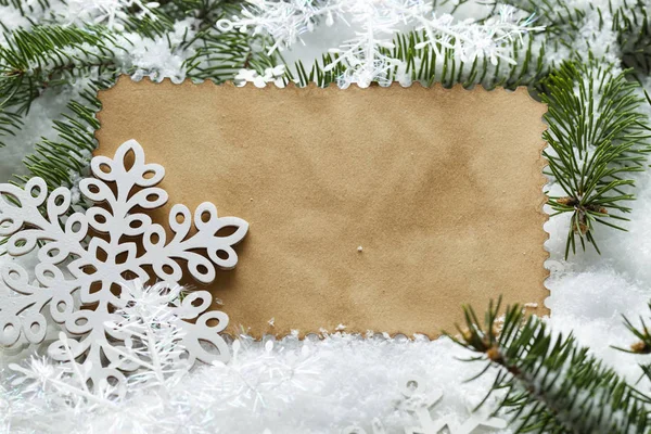 Fondo de Navidad - hoja de papel, copos de nieve y abeto o — Foto de Stock