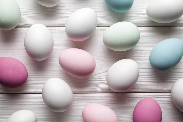 Feliz Pascua Huevos Colores Mesa Madera Blanca —  Fotos de Stock