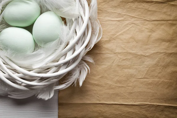 Tre Påskägg Boet Och Tom Handgjort Papper Ark — Stockfoto