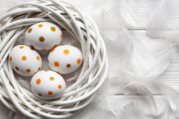 Ostereier Nest Und Weiße Federn Auf Holztisch — Stockfoto