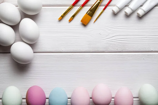 Huevos Pascua Blancos Coloreados Pinceles Pinturas Sobre Fondo Madera Blanco —  Fotos de Stock