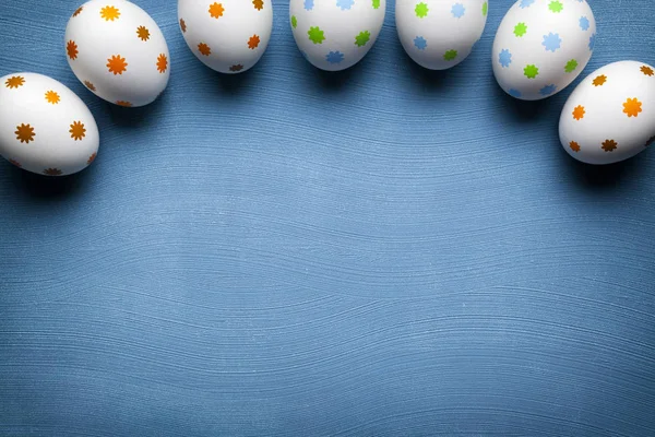 Λευκό Πασχαλινά αυγά σε μπλε φόντο — Φωτογραφία Αρχείου