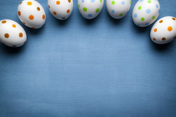 Weiße Ostereier auf blauem Hintergrund — Stockfoto