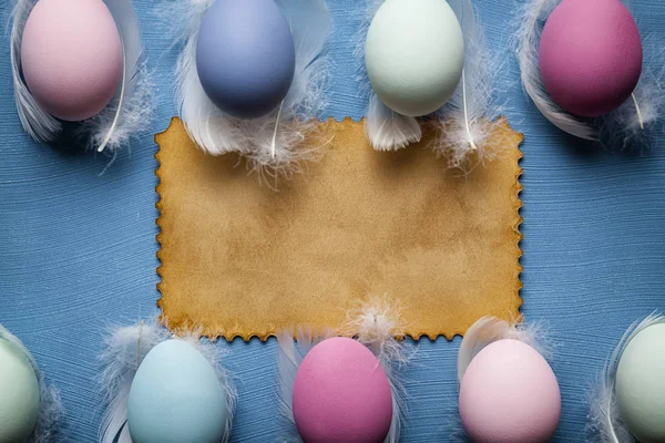 Paskalya yumurtaları ve mavi renkli kağıda el yapımı kağıt — Stok fotoğraf