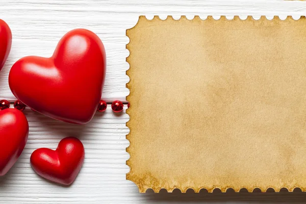 Valentijnsdag achtergrond template - rode harten en papier vel — Stockfoto