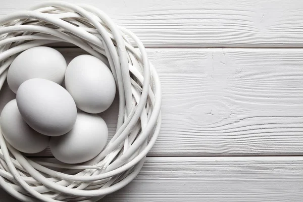 Witte Eieren Het Nest Houten Tafel — Stockfoto