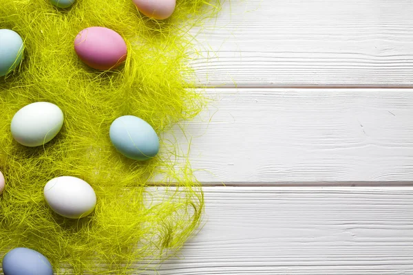 Uova di Pasqua colorate su sfondo di legno — Foto Stock