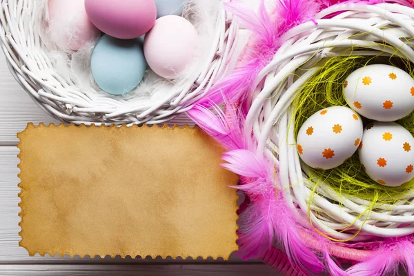 Paskalya arka plan - beyaz ve renkli yumurta ve boş kağıt sayfası — Stok fotoğraf