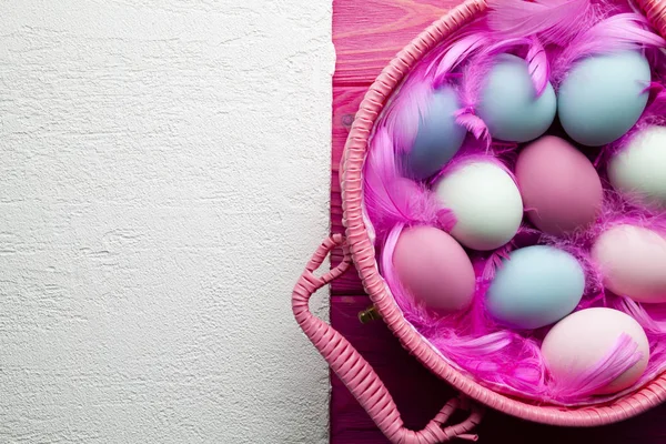 Fondo de Pascua - superficie enyesada blanca y huevos de colores en —  Fotos de Stock