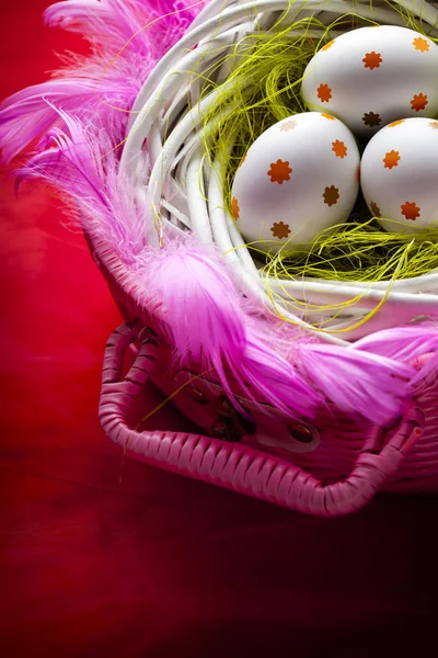 Drie witte Pasen eieren in het nest op rode achtergrond — Stockfoto