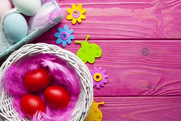 Húsvéti dekorációk - tojás, a tollak, a virágok és a fa kosarak — Stock Fotó