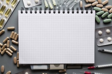 Not boş kağıt levha ve gri bir çeşitli ilaçları ile