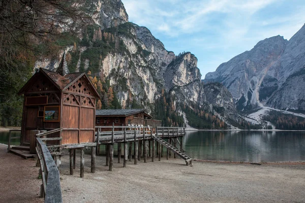 高山湖泊与木房子里 — 图库照片