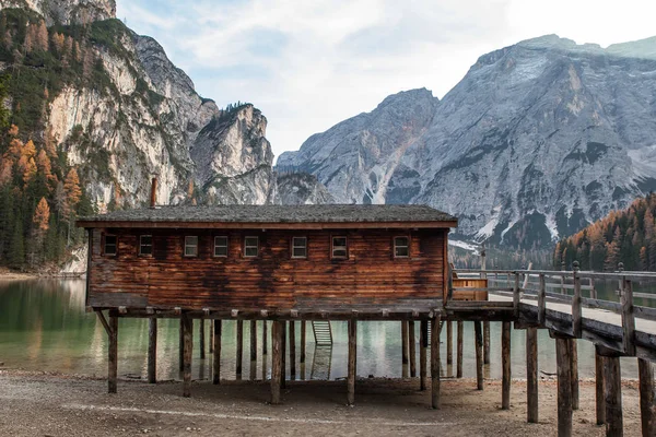 ahşap ev ile dağ gölü