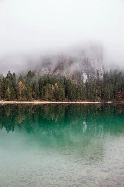 Lago alpino en la mañana brumosa en las montañas —  Fotos de Stock