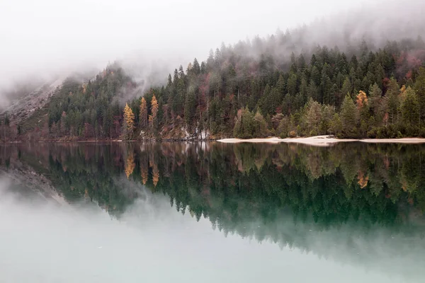 Lago alpino en la mañana brumosa en las montañas —  Fotos de Stock