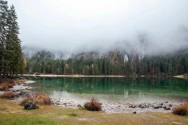 Lago alpino en la mañana brumosa en las montañas —  Fotos de Stock