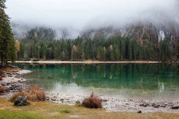 Lago alpino en la mañana brumosa en las montañas —  Fotos de Stock