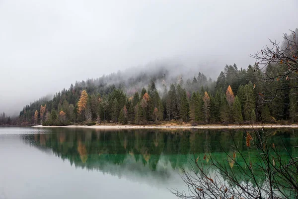 Lago alpino en la mañana brumosa en las montañas —  Fotos de Stock