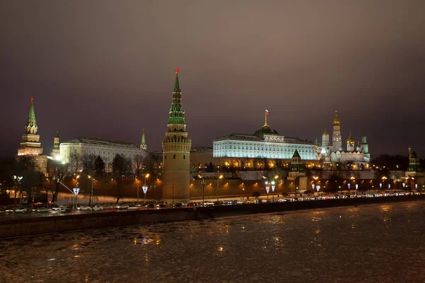Moskauer Kreml in der Nacht. frostiges Wetter, nächtlicher Fluss — Stockfoto