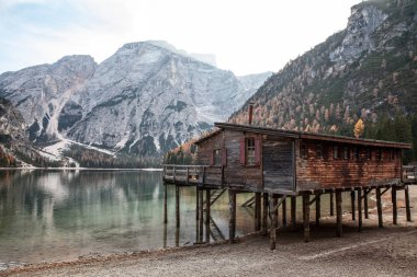 ahşap ev ile dağ gölü