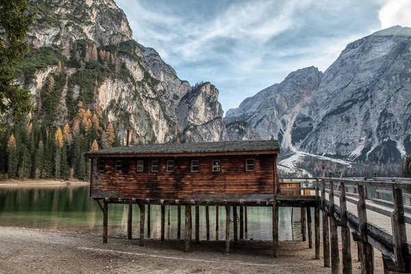 Гірське озеро з дерев'яним будинком — стокове фото