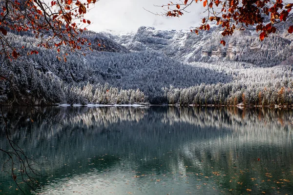 Lago claro de montaña en los Alpes en la nieve . —  Fotos de Stock