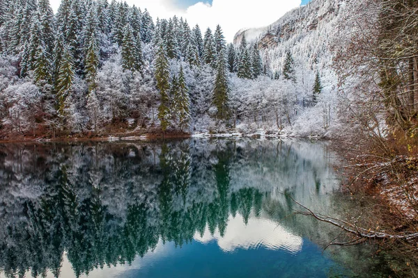 Lago claro de montaña en los Alpes en la nieve . —  Fotos de Stock