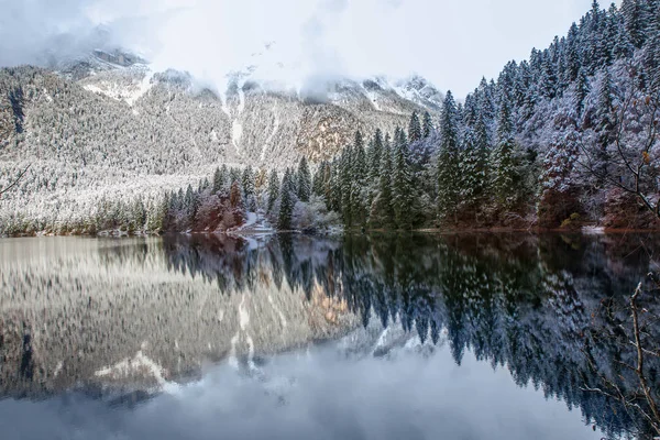 Lago claro de montaña en los Alpes en la nieve . — Foto de Stock