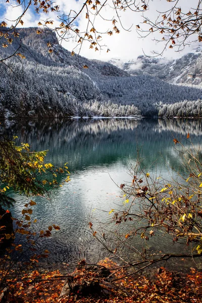 Lago claro de montaña en los Alpes en la nieve . —  Fotos de Stock