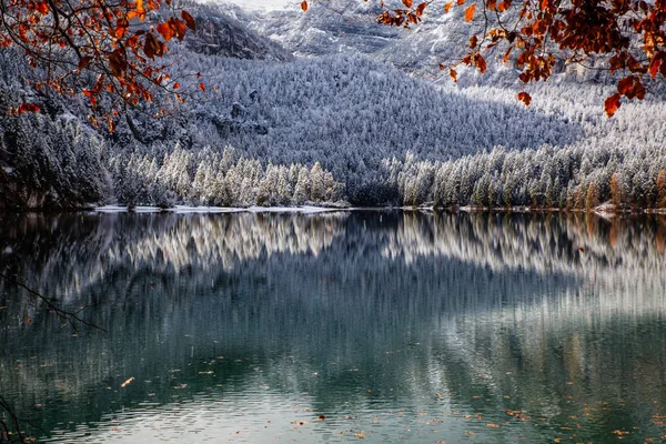 Hermoso lago de montaña en los Alpes en la nieve . —  Fotos de Stock