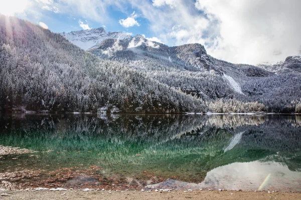 Lindo lago de montanha nos Alpes na neve . — Fotografia de Stock