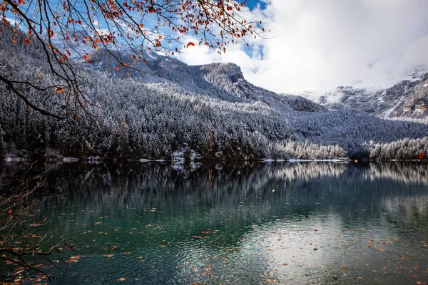 Hermoso lago de montaña en los Alpes en la nieve . —  Fotos de Stock